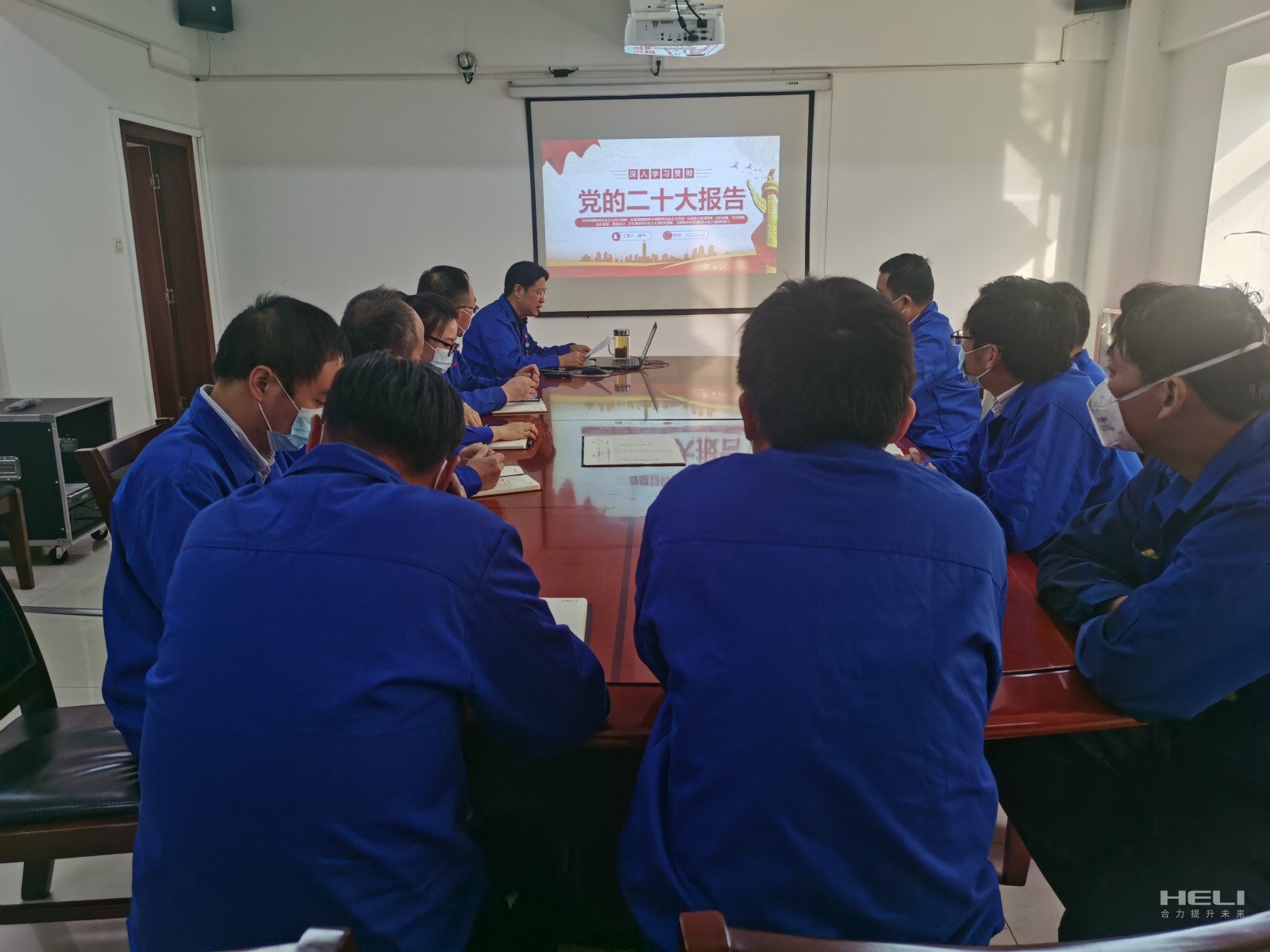 集中學(xué)習(xí)黨的二十大報(bào)告.jpg 集中學(xué)習(xí)黨的二十大報(bào)告.jpg