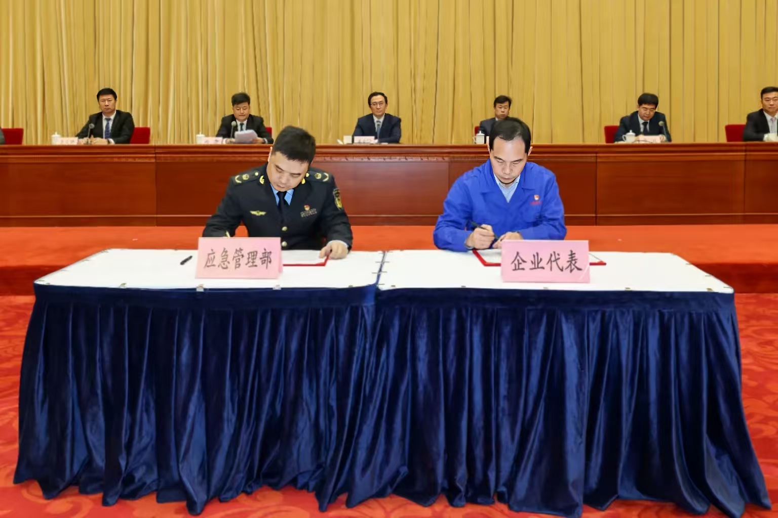 簽訂安全生產責任狀.jpg 簽訂安全生產責任狀.jpg